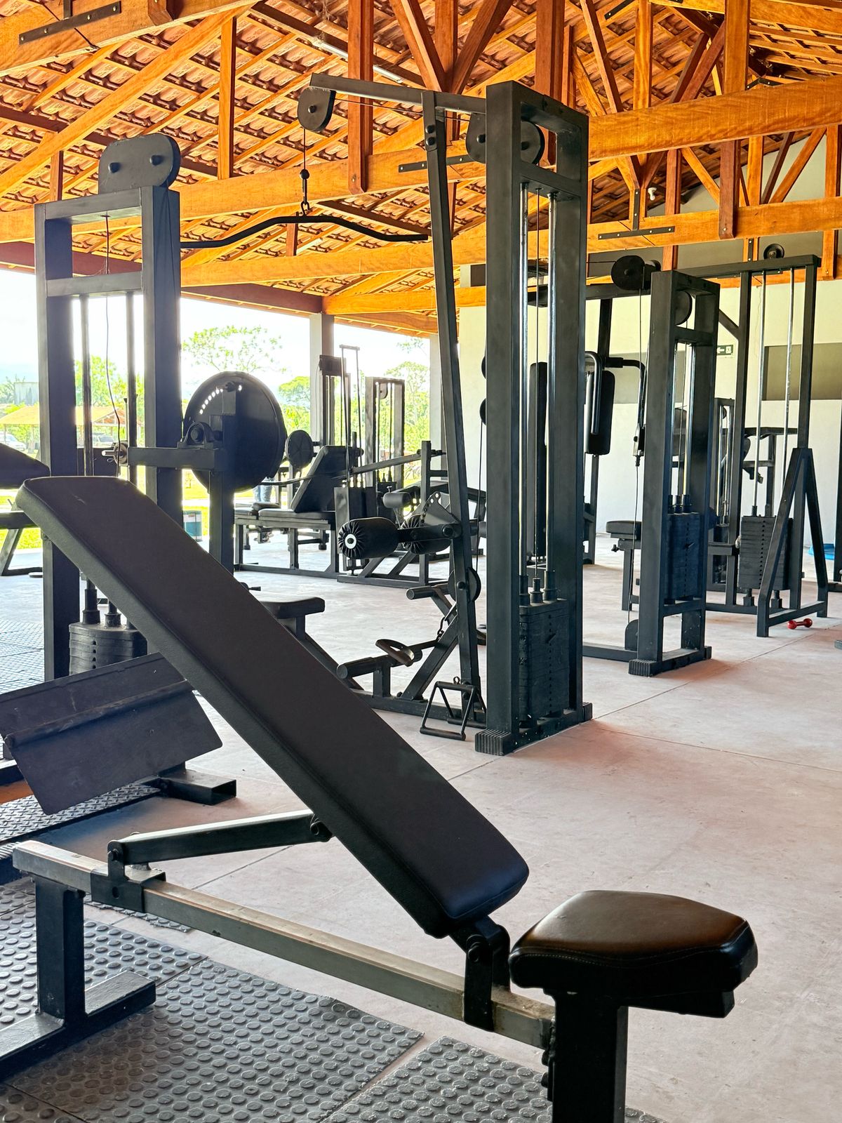 Equipamentos de musculação da academia da unidade